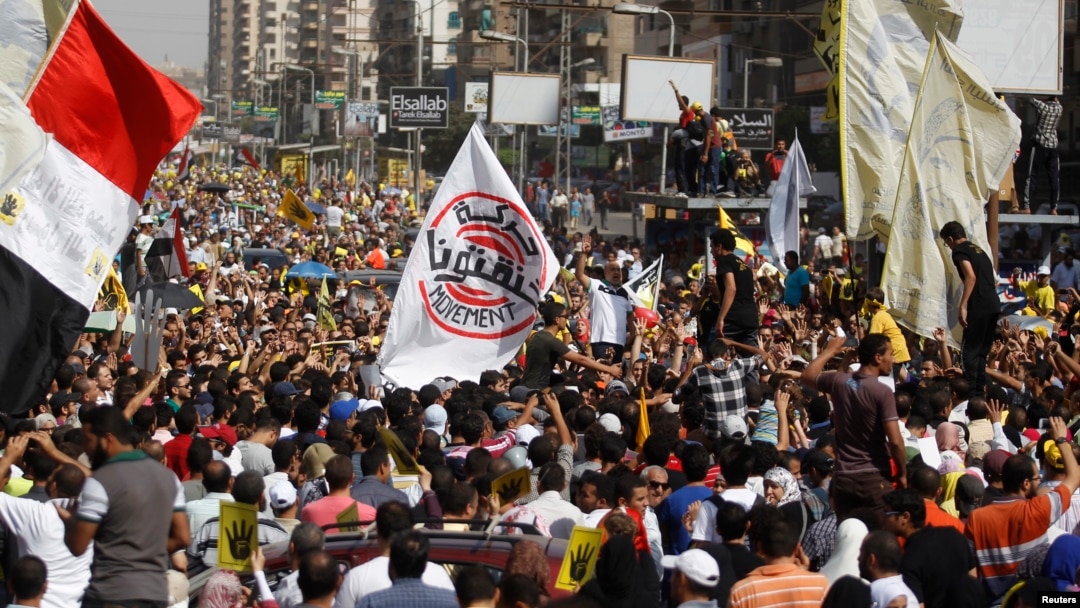 Anggota Persaudaraan Muslim dan pendukung Mantan Presiden Morsi melakukan protes terhadap pemerintah militer di Alun-alun Rabaa al-Adawiya, Nasr, Kairo (4/10/2013)