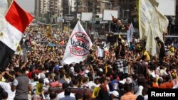 Anggota Persaudaraan Muslim dan pendukung Mantan Presiden Morsi melakukan protes terhadap pemerintah militer di Alun-alun Rabaa al-Adawiya, Nasr, Kairo (4/10/2013)