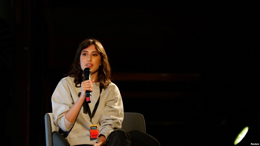 ARCHIVO - La periodista italiana Cecilia Sala, arrestada por la policía en Teherán, Irán, el 19 de diciembre de 2024, habla en el evento llamado "Chora Volumen 1" en Milán, Italia, el 16 de febrero de 2024, en esta imagen publicada por Chora. 