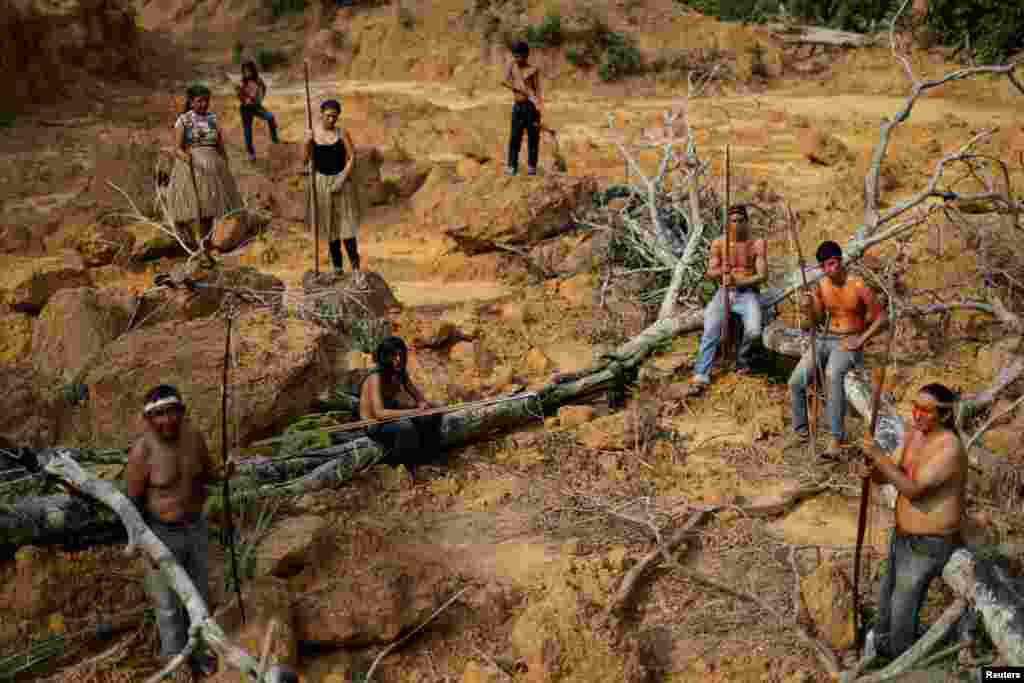 Los indígenas de la tribu Mura pasan por un área deforestada en la selva amazónica, cerca de Humaita, estado de Amazonas, Brasil, 20 de agosto de 2019.