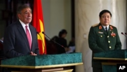 Menhan AS Leon Panetta (kiri) melakukan konferensi pers bersama Menhan Vietnam Phung Quang di Hanoi, Senin (4/6).