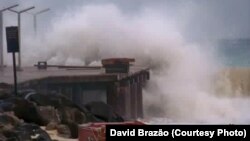 L'ouragan Fred se déferle sur la côte de Cap-Vert