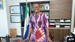 Esta fotografia, tirada a 5 de dezembro de 2023, mostra a Presidente da Câmara de Freetown, Yvonne Aki-Sawyerr, a posar para um retrato no seu gabinete em Freetown. Fotografia de Saidu BAH / AFP