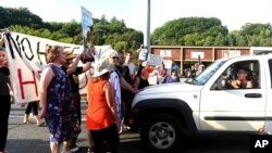 Manifestantes impiden el paso a un automovilista durante una protesta a favor de los derechos de los inmmigrantes en White River Junction, Vermont, EE.UU., el miércoles, 14 de agosto de 2019.