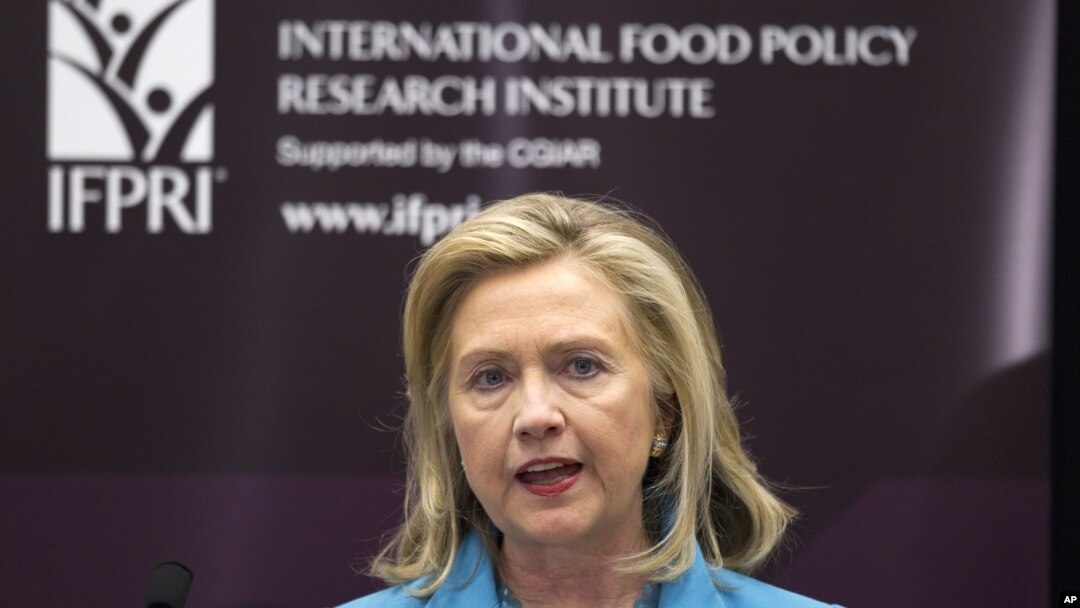 Menteri Luar Negeri Amerika, Hillary Clinton mengumumkan rencana pemerintah AS untuk memperbaiki hubungan dengan Burma.