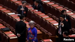 一位身着少数民族服饰的中国人大代表抵达北京人民大会堂，参加本届人大会议的闭幕式。(2026年3月12日)