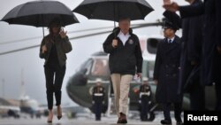 Presiden AS Donald Trump (tengah) dan Melania Trump (kiri) mengunjungi Corpus Chriti, Texas, Selasa (29/8). 