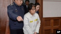 Choi Soon-sil, es presentada en el primer día de su juicio en Seúl, Corea del Sur.