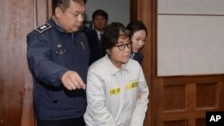 Choi Soon-sil, centro, la confidente de la ex presidenta surcoreana Park Geun-hye, fue condenada a 20 años de prisión por su participación en el escándalo de corrupción.