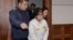 Choi Soon-sil, centro, la confidente de la ex presidenta surcoreana Park Geun-hye, fue condenada a 20 años de prisión por su participación en el escándalo de corrupción.