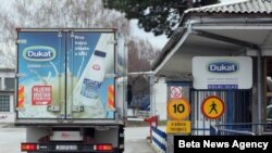 Kompanija "Dukat" je privremeno obustavila otkup svežeg sirovog mleka sa 180 farmi u istočnoj Hrvatskoj, zbog povećane koncentracije aflatoksina u mleku. 