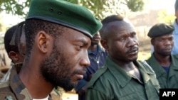 Floribert Kisembo (à g.), chef de cabinet de l'UPC, et Mathieu Ngudjolo du Front de résistance patriotique de l'Ituri (FRPI) à Bunia, en RDC, le 18 mai 2003. (Marco Longari / AFP)