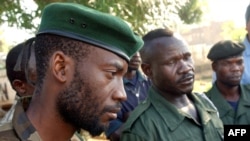 Mathieu Ngudjolo (C) ya FPRI (Front pour la résistance patriotique (FPRI) na Floribert Kisembo (G) mokambi ya UPC (Union des patriotes congolais) na Bunia, Ituri, 18 mai 2003.