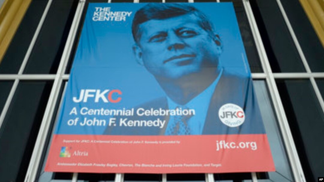 Poster mendiang Presiden John F. Kennedy dipajang di depan Kennedy Center di Washington DC (foto: ilustrasi). 