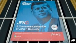 Poster mendiang Presiden John F. Kennedy dipajang di depan Kennedy Center di Washington DC (foto: ilustrasi). 