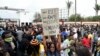 "SARS tue, viole, extorque, finissons-en maintenant", peut-on lire sur une pancarte lors d'une manifestation pour demander la suppression de l'unité de police controversée à Ikeja, dans l'État de Lagos, le 9 octobre 2020. (Photo: PIUS UTOMI EKPEI / AFP)