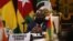 La présidente du Ghana, Nana Akufo-Addo, est vue à la réunion de la Communauté économique des États de l'Afrique de l'Ouest (Cédéao) à Accra, au Ghana, le 15 septembre 2020.