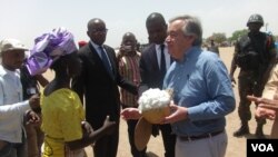 Le Haut-Commissaire de l'ONU pour les réfugiés Antonio Guterres salue des réfugiés nigérians au camp de réfugiés Minawao au Cameroun, le 25 Mars, 2015. (Moki Edwin Kindzeka / VOA)