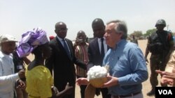 L'ancien haut-commissaire aux réfugiés, maintenant secrétaire général de l'ONU Antonio Guterresdans un camp de refugés au Cameroun, le 25 mars 2015. (Moki Edwin Kinzeka / VOA)