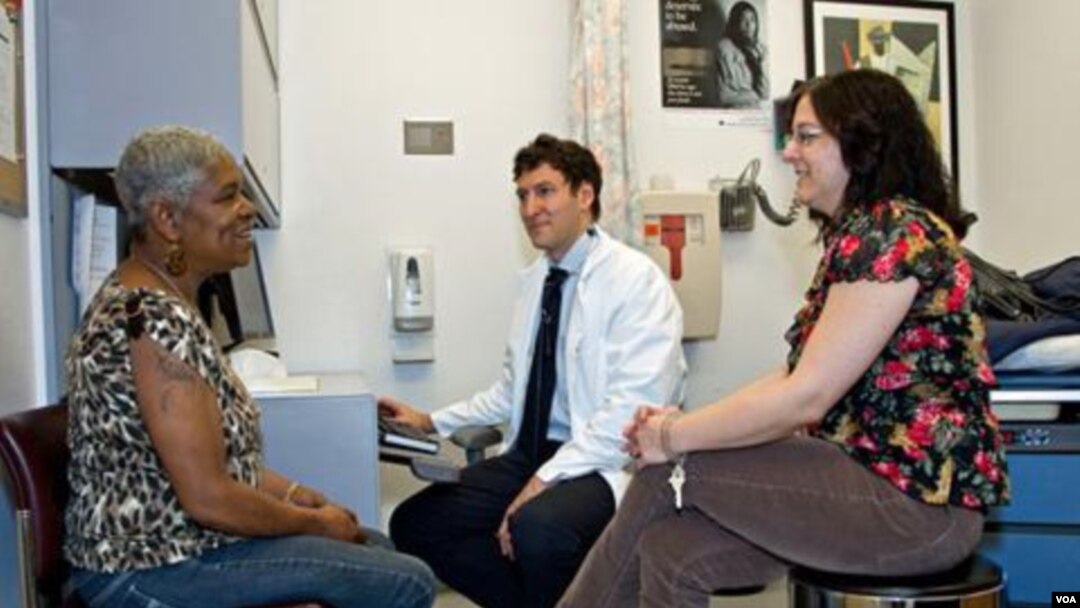 Edward Machtinger (tengah), Kepala Program Perempuan Pengidap HIV di Universitas California berbicara dengan seorang pasien, Vicki Blake (kiri) - (foto: UCSF).