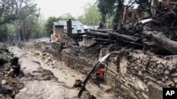 Quebrada Montecito en California, tras el paso de las primeras lluvias del "expreso de la piña". Cientos han sido evacuados.