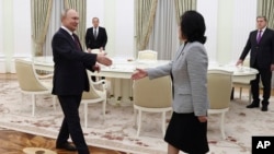 俄罗斯总统普京 2024 年1月16 日在克里姆林宫会见朝鲜外务相崔善熙 。