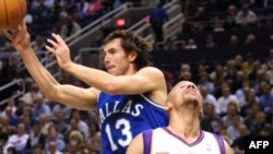 Le défenseur de Mavericks, Steve Nash, à gauche, dans un duel avec Jason Kidd de Suns de Phoenix lors d’un match de la NBA, à Phoenix, 15 novembre 2000