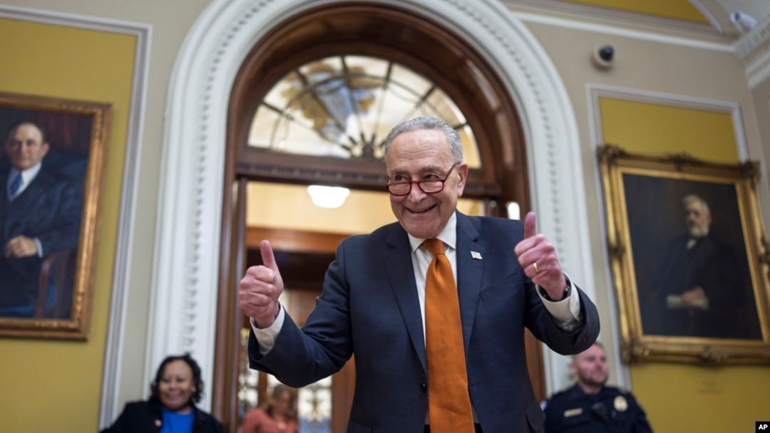 Pemimpin mayoritas Senat, Chuck Schumer, tampak gembira saat Senat berhasil meloloskan RAPBN sebelum tenggat pendanaan habis di Capitol, Washington, Sabtu, 20 Desember 2024. 