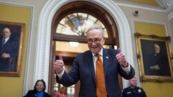 Pemimpin mayoritas Senat, Chuck Schumer, tampak gembira saat Senat berhasil meloloskan RAPBN sebelum tenggat pendanaan habis di Capitol, Washington, Sabtu, 20 Desember 2024. 