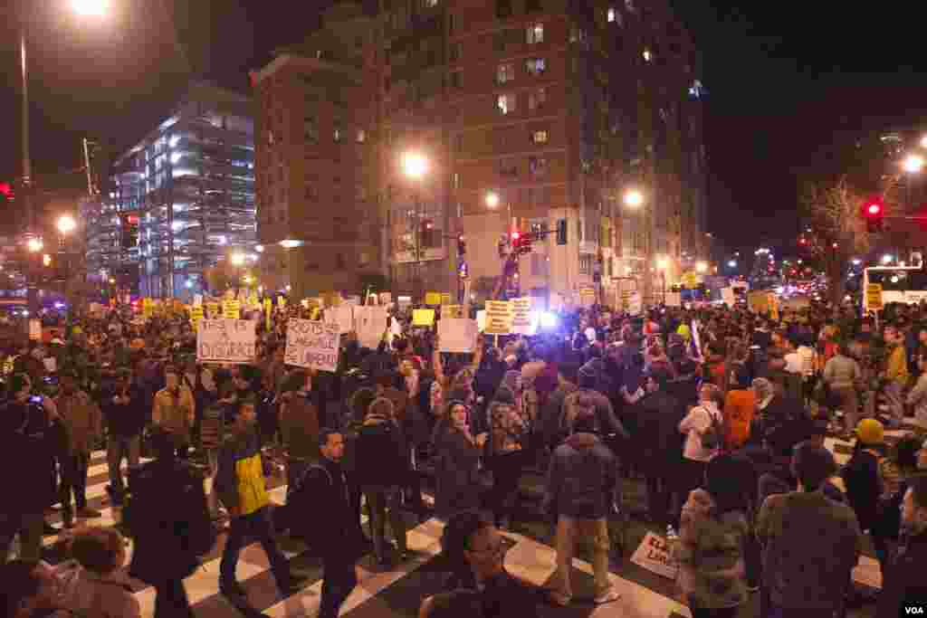 Centenas de pessoas manifestaram-se em Washington DC na noite de Terça-feira, 25, em solidariedade com a comunidade de Ferguson, após a decisão do Grande Júri de não acusar o polícia que atirou mortalmente em Michael Brown, um jovem negro de 18 anos. Nov. 2014