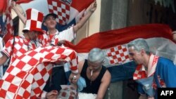 De jeunes supporters croates se teignent les cheveux aux couleurs de l'équipe de Croatie devant le Torcida, seul bar croate de la capitale, à Paris, le 08 juillet 1998