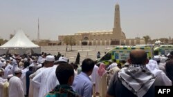 Para pelayat mengadakan salat gaib untuk menghormati Ismail Haniyeh, pemimpin Palestina dari kelompok militan Hamas di halaman dekat Masjid Imam Muhammad bin Abdul Wahhab, di ibu kota Qatar, Doha, 2 Agustus 2024. (Mahmud Hams / AFP)