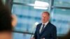 Kanselir Jerman Olaf Scholz menyampaikan keterangan pers di Bandara Internasional Cologne/Bonn di Cologne, Jerman, pada 1 Agustus 2024. (Foto: Christoph Reichwein/Pool/AFP)