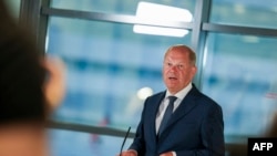 Kanselir Jerman Olaf Scholz menyampaikan keterangan pers di Bandara Internasional Cologne/Bonn di Cologne, Jerman, pada 1 Agustus 2024. (Foto: Christoph Reichwein/Pool/AFP)