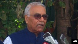 Mr. Yashwant Sinha speaking at the press conference (Photo: Tsering Wangyal)