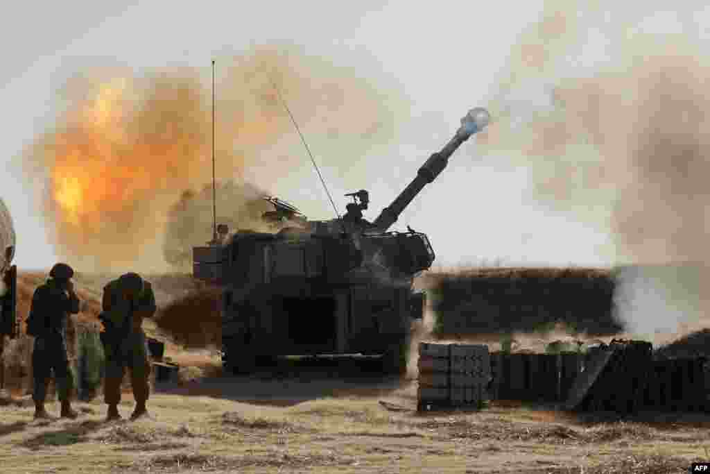 이스라엘과 팔레스타인 무장 정파 하마스의 무력 충돌이 격화되는 가운데 이스라엘 남부 스데로트에서 이스라엘 포병이 하마스가 통치하는 가자지구를 향해 포격을 가하고 있다. 