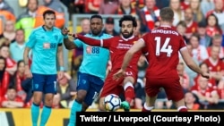 Mohamed Salah de Liverpool, 2e à droite, contrôle le ballon avant de marquer lors d’un match de Premier League contre Bournemouth, au stade Anfield de Liverpool, 14 avril 2018. (Twitter/Liverpool