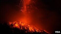 El volcán Tungurahua durante una de las explosiones en Pelileo, Ecuador.