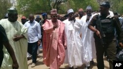 Gwamna jihar Borno Kashim Shettima, a tsakiya lokaci da ya kai ziyara makarantar sakandare na Chibok. An dauki hoton nan 21 ga Afrilu 2014.