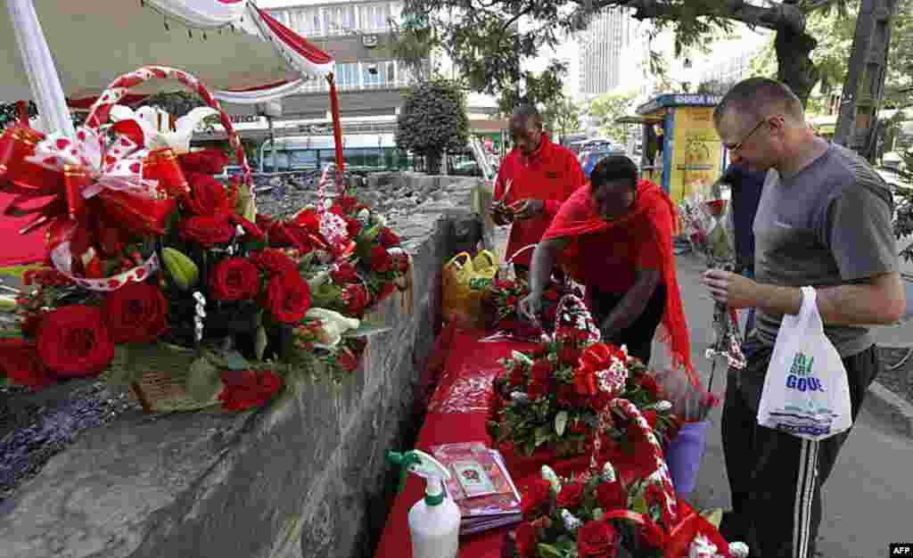 Một khách hàng mua hoa hồng tại một chợ hoa trong thủ đô Nairobi, Kenya để mừng Ngày Valentine, 14 tháng 2 năm 2012