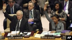 Đại sứ Anh Mark Lyall Grant (trái) và Đại sứ Hoa Kỳ Susan Rice tại Liên hiệp quốc biểu quyết nghị quyết mở rộng biện pháp chế tài Bắc Triều Tiên về vụ phóng tên lửa hồi tháng 12 năm ngoái, 22/1/13