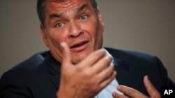 El expresidente de Ecuador Rafael Correa respondió preguntas durante una entrevista con Associated Press en Bruselas, el jueves 10 de octubre de 2019. 