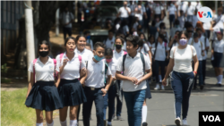 Estudiantes salen de un colegio público en Managua. Foto Houston Castillo, VOA.