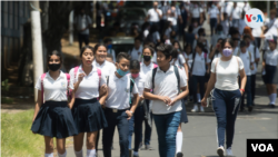 Estudiantes de una escuela pública,algunos sin máscaras, salen de sus clases.[Foto Houston Castillo, VOA]