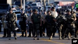 Polisi anti huru-hara mengamankan kota Ferguson, Missouri yang dilanda kerusuhan setelah penembakan seorang remaja kulit hitam.