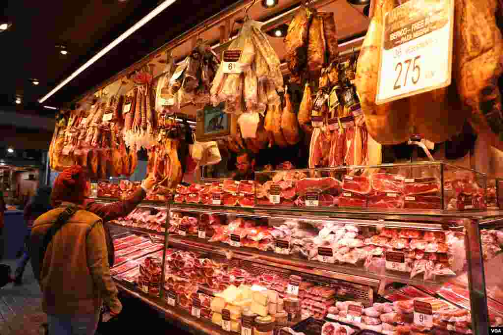 &laquo;خامون&raquo; گوشت خوک خشک شده است که در اسپانیا تولید می&zwnj;شود. خامون به عنوان قلب فرهنگ و آشپزی اسپانیایی تلقی می&zwnj;گردد.