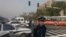 Un policía monta guardia frente a las oficinas del partido comunista chino en Shanxi, sacudido por varias explosiones.