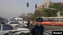 Kineska policija ispred zgrade pokrajinske kancelarije Komunističke partije u Šanšiju
