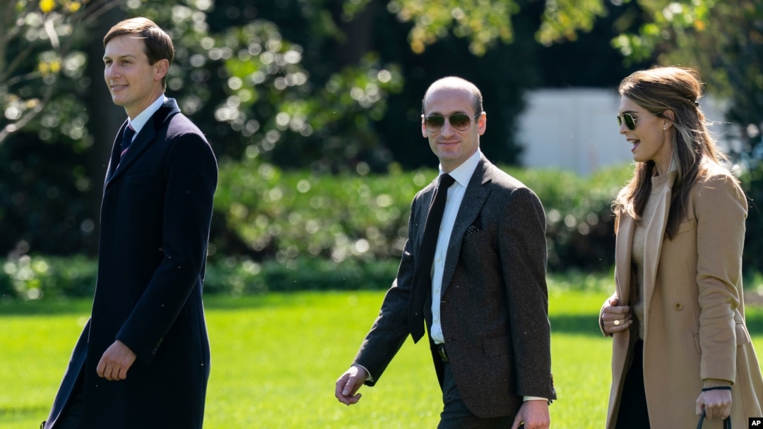 Stephen Miller, penasihat senior Presiden Donald Trump (tengah); penasihat senior Jared Kushner, dan Hope Hicks menuju ke helikopter kepresidenan, Marine One, di Gedung Putih, 30 September 2020. 