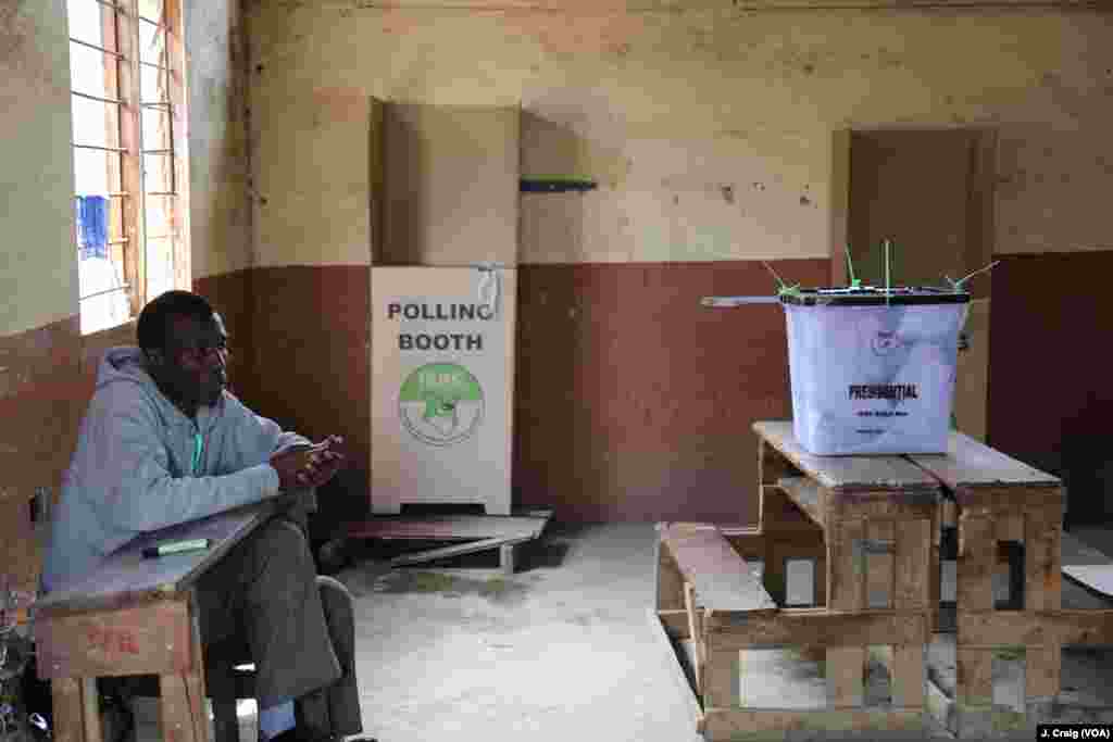 An election worker waits for people to vote in a polling station located in Nairobi&rsquo;s Mathare slum during Kenya&rsquo;s re-run presidential polls, Oct. 26, 2017.